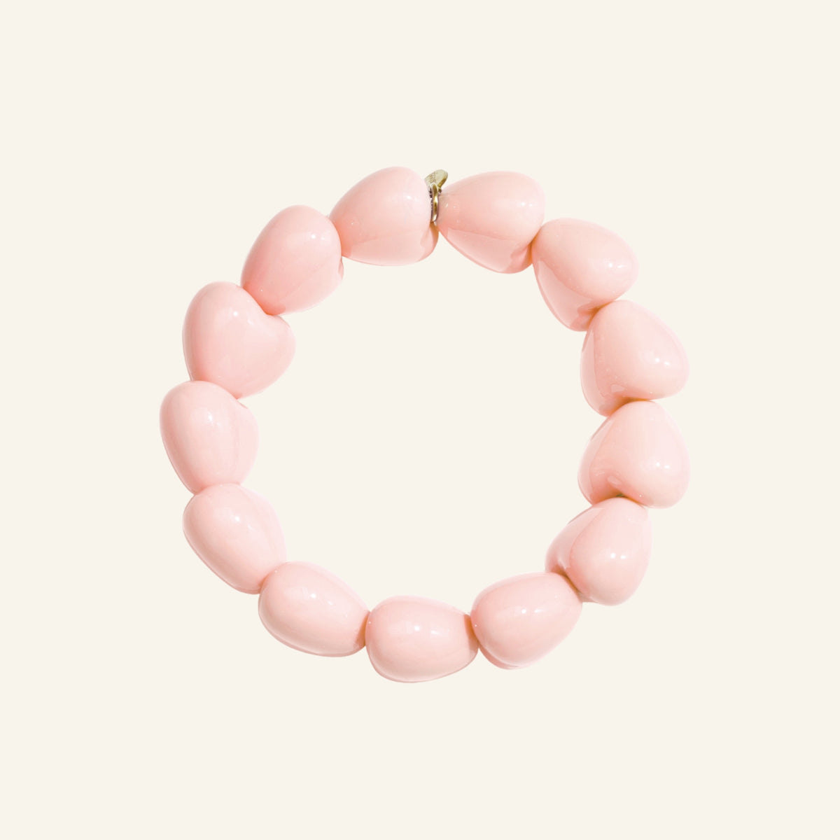 Hartjes kralenarmband roze – zachtroze vrijstaand op beige