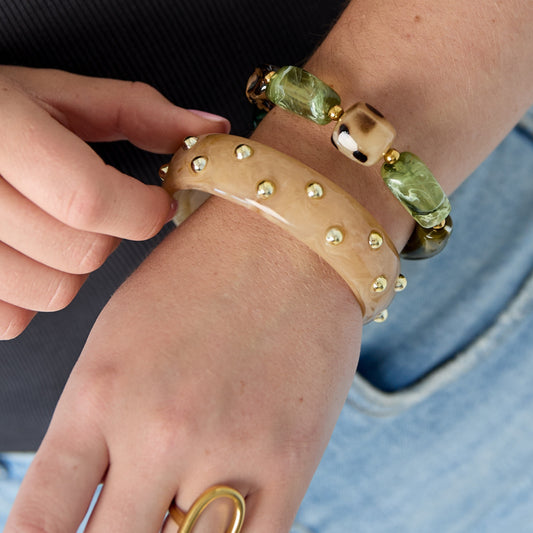Olijfgroene kralenarmband met luipaard – sfeerfoto