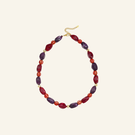 Onregelmatige kralenketting – bordeaux vrijstaand op beige