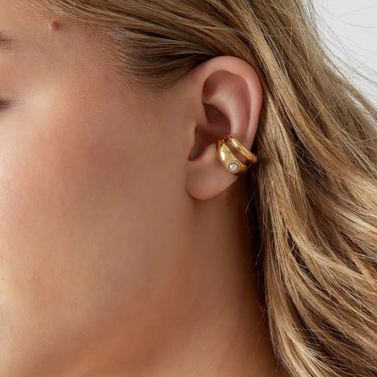 Smalle ear cuff goud – gedragen aan het oor