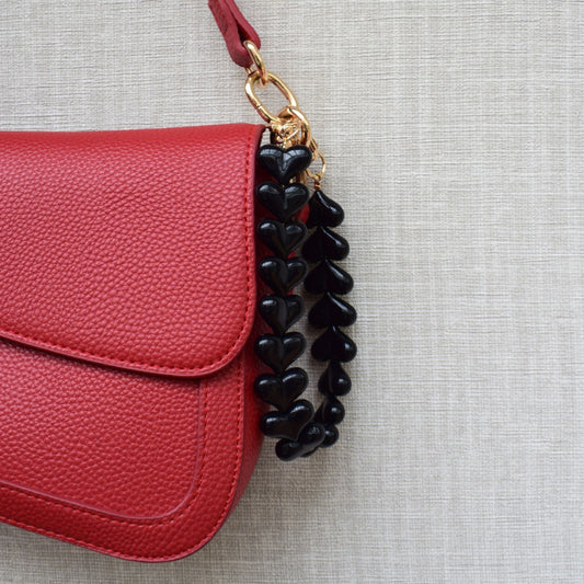 Hartjes kralen bag charm zwart aan rode tas