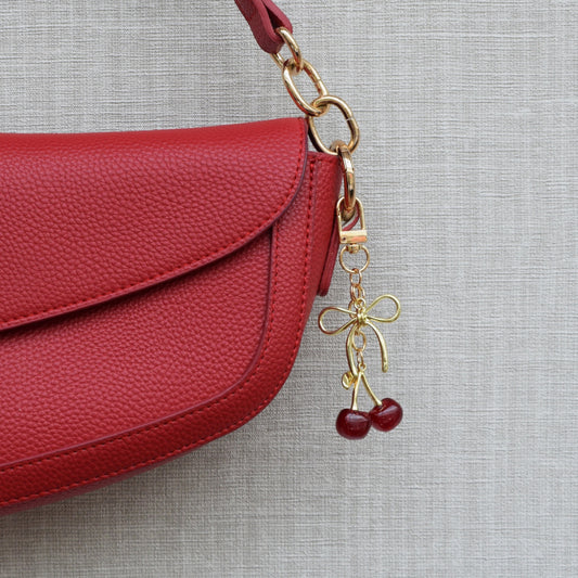 Kersen met strik bag charm rood aan rode tas