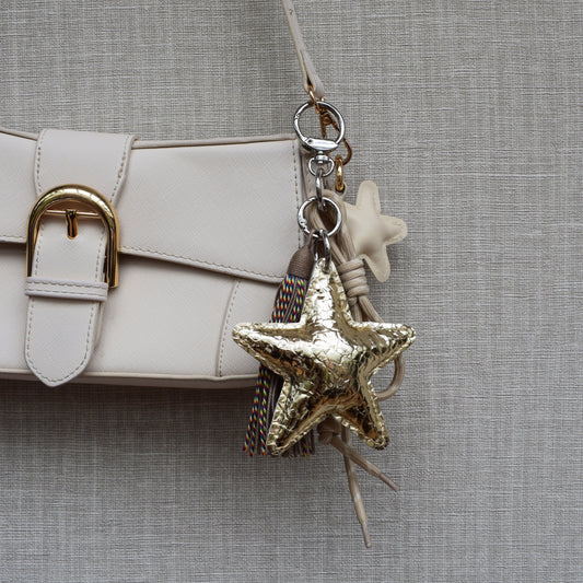 Ster bag charm met franjes goud aan tas