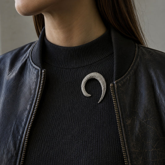 Gebogen broche zilver