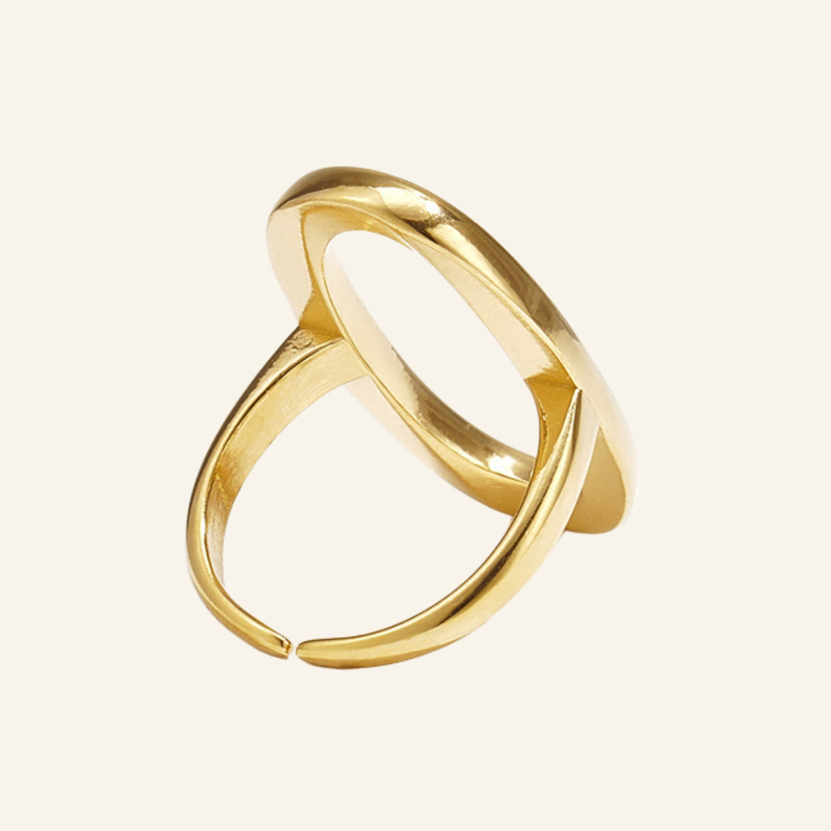 Open ovale ring – goud, zijaanzicht op beige