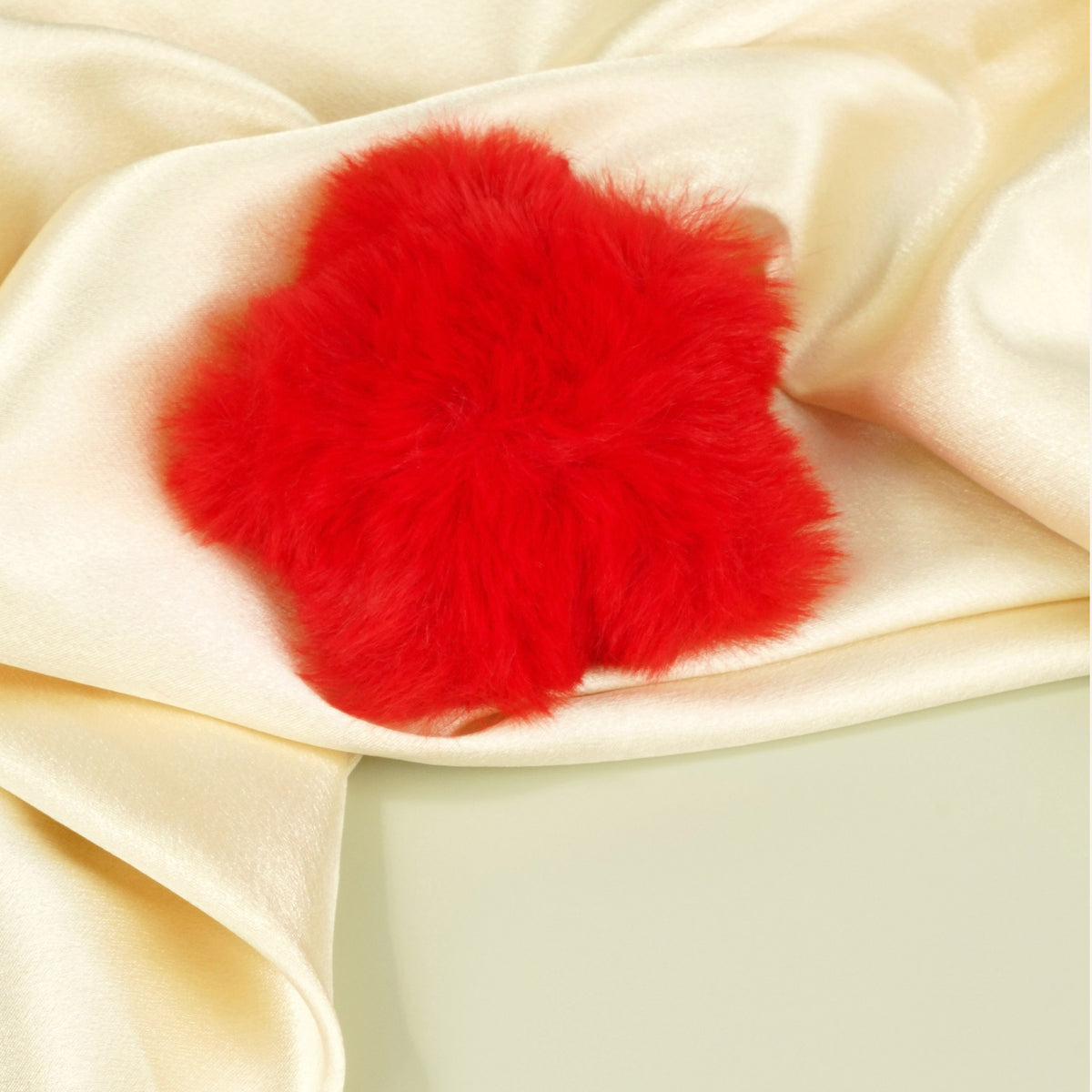 Fluffy flower bag charm – red on satin
