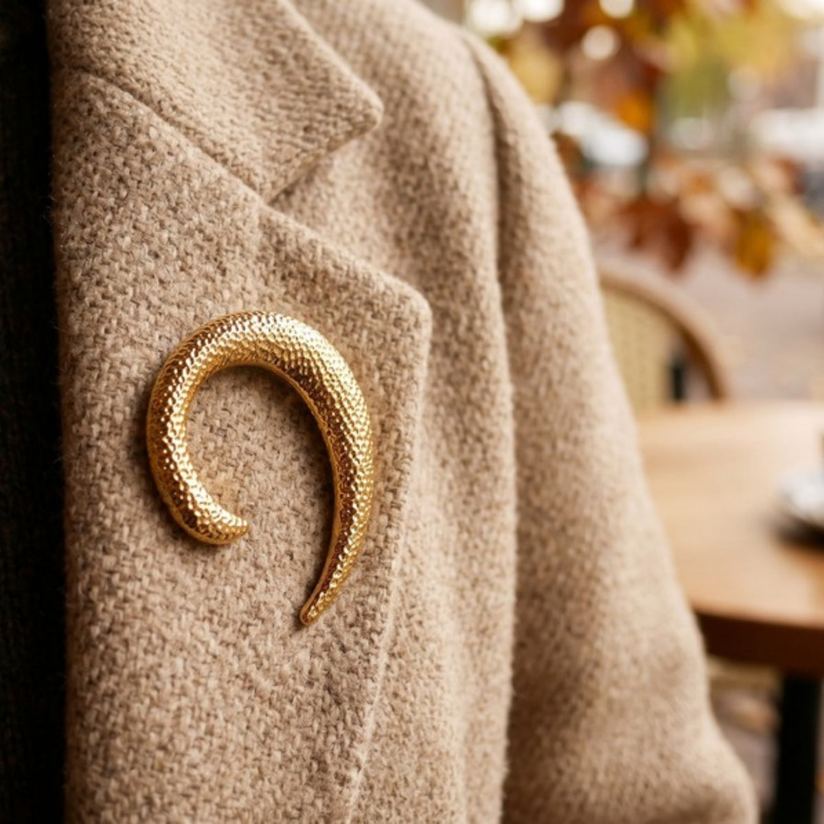 Gebogen broche goud
