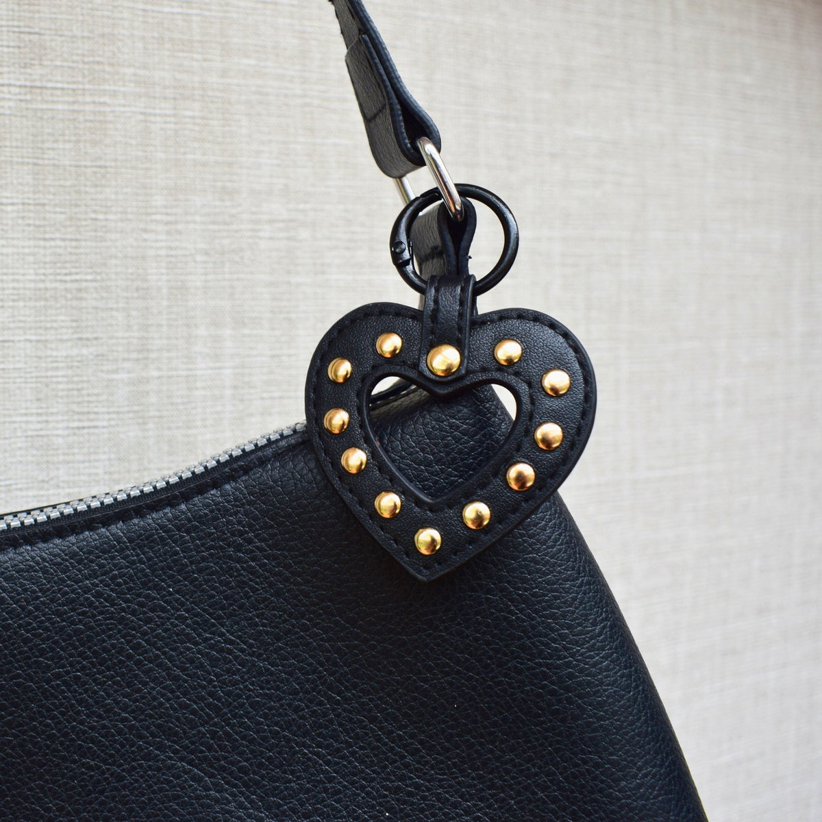 Hart studs bag charm zwart aan tas