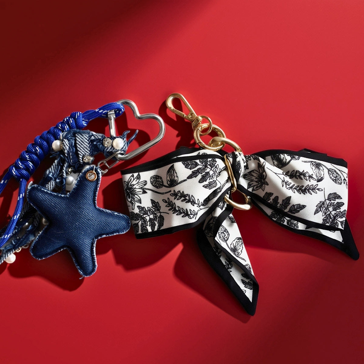 Strik van stof bag charm met ster bag charm op rood