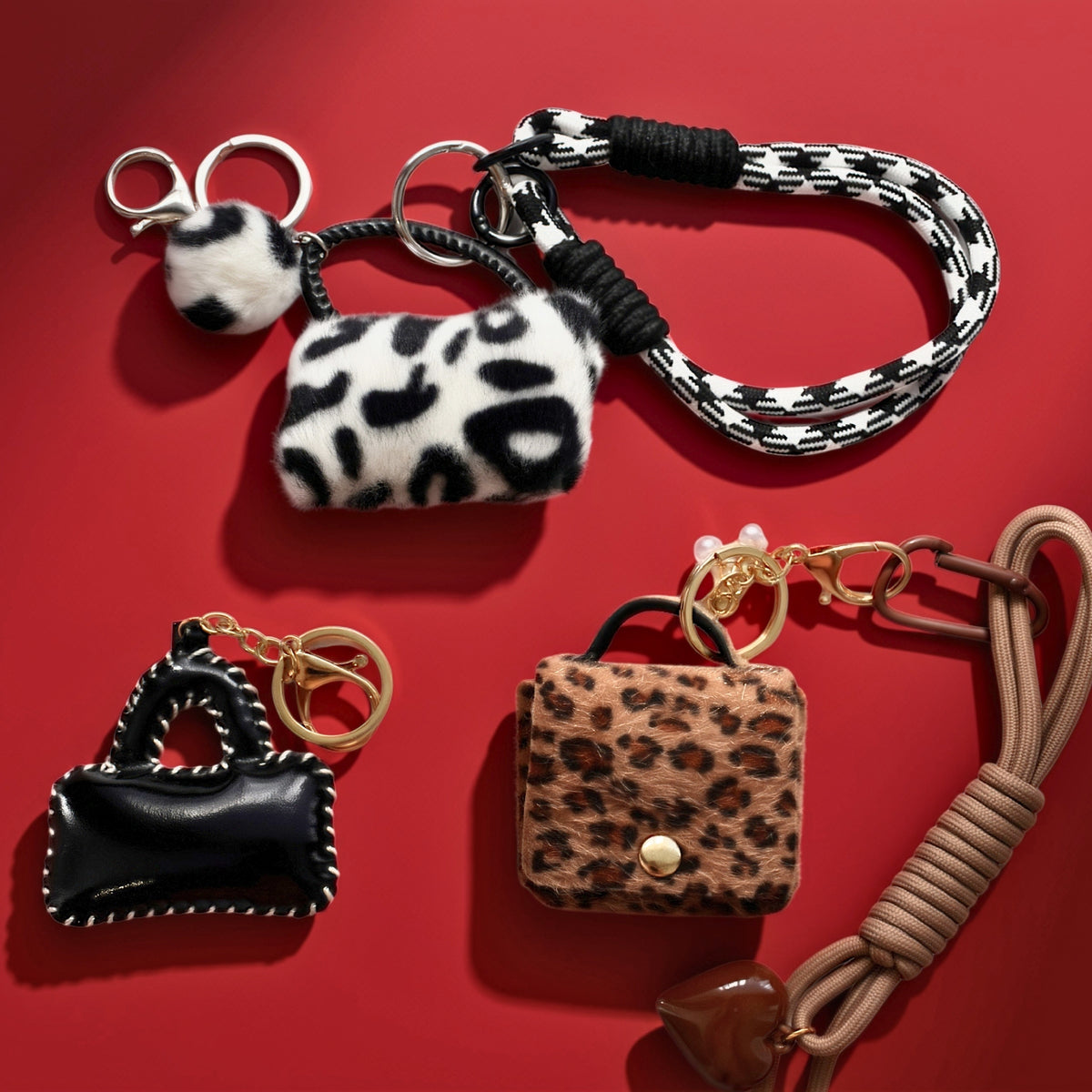 Mini tasje fluffy bag charm zwart met andere bag charms