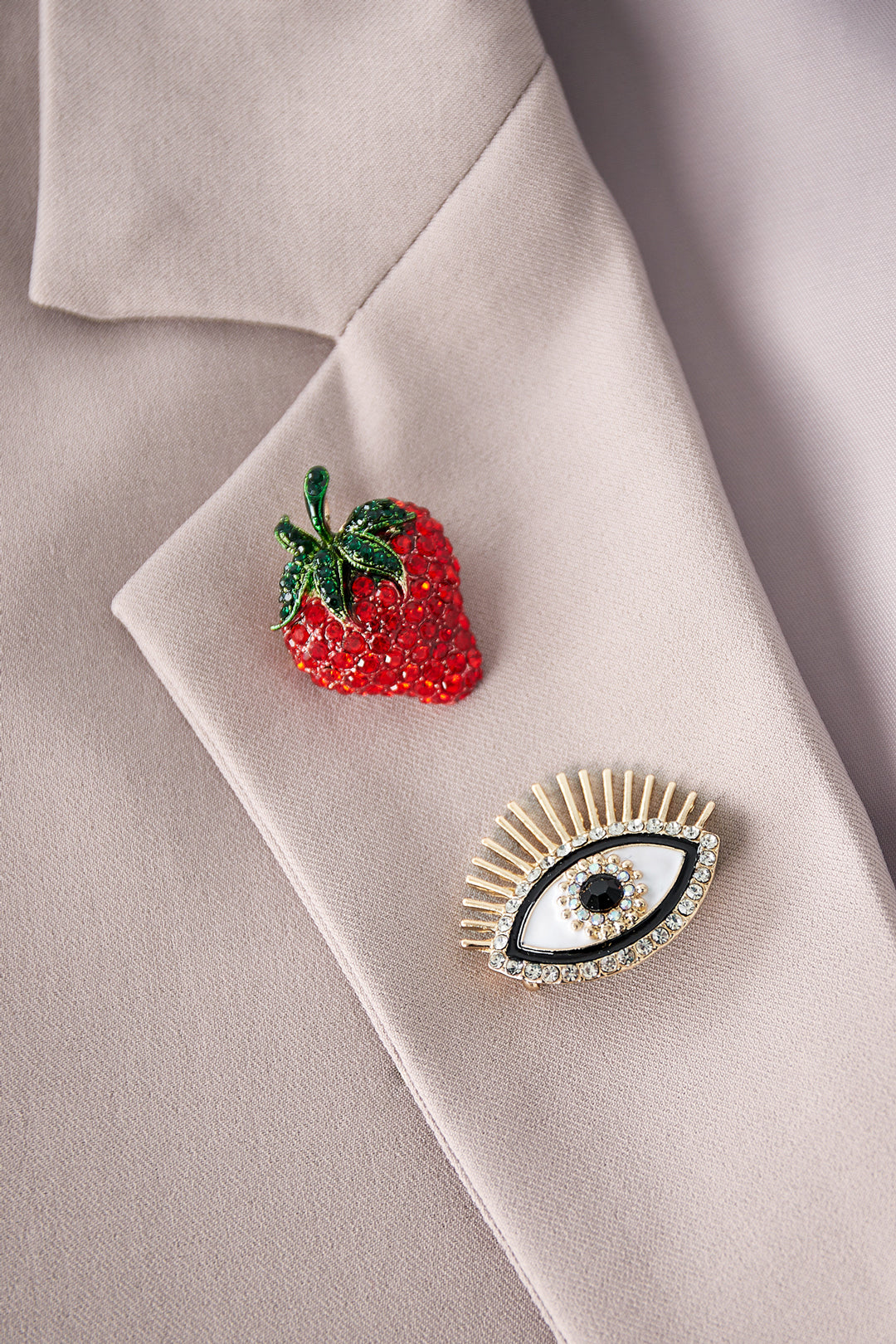 All eyes on you brooch gold, worn
