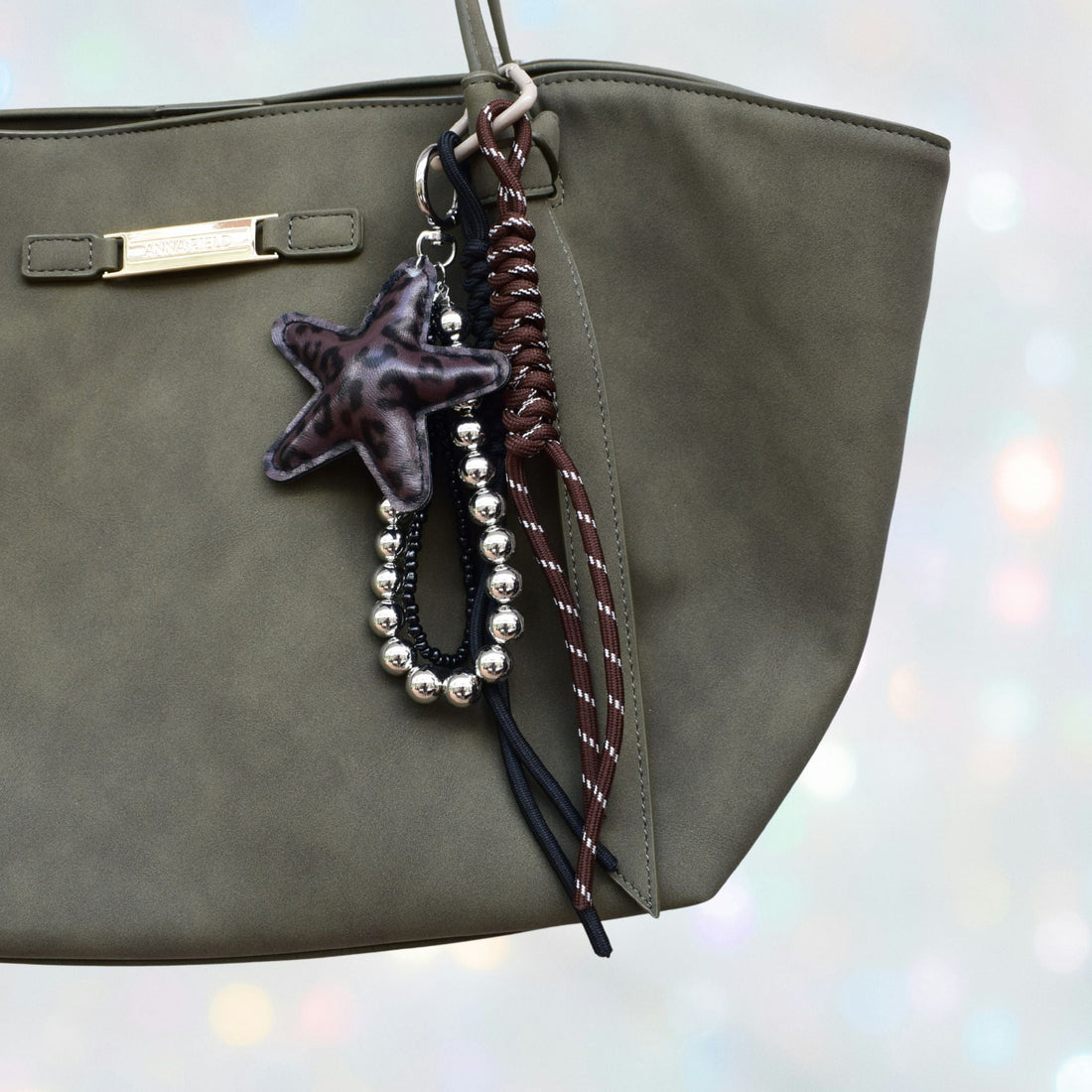 Ster bag charm met kralen aan een groene handtas