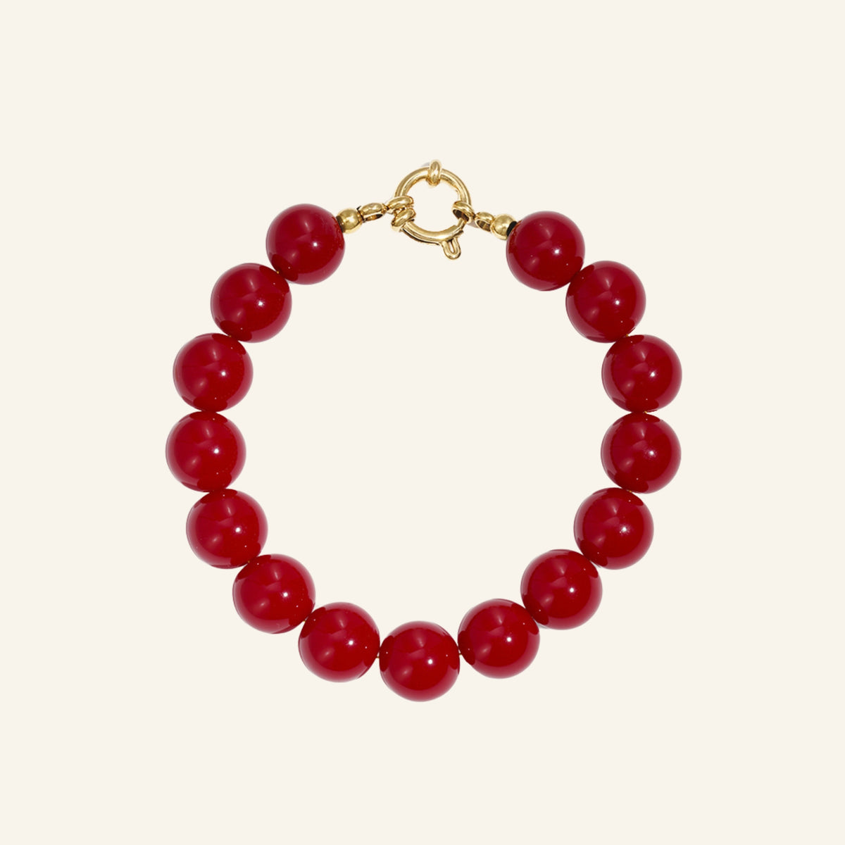 Ronde kralenarmband 12 mm – bordeaux vrijstaand op beige