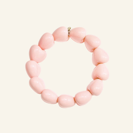 Hartjes kralenarmband roze – zachtroze vrijstaand op beige