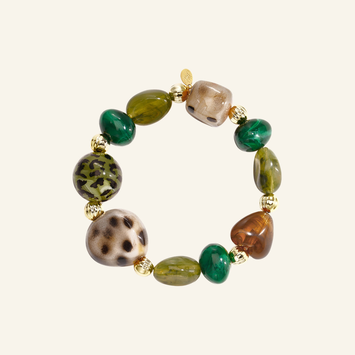 Groene kralenarmband met luipaard – vrijstaand op beige