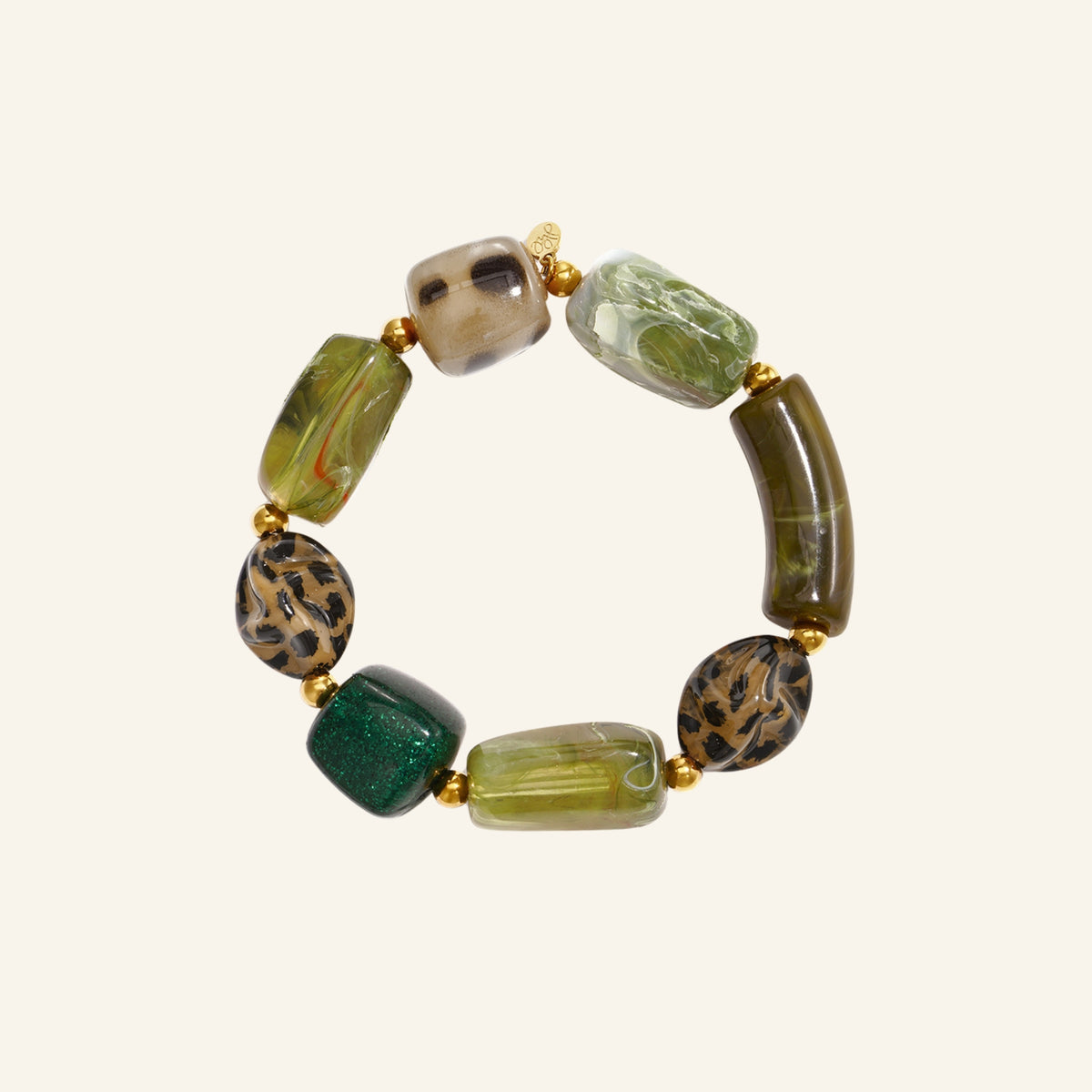 Olijfgroene kralenarmband met luipaard – olijfgroen vrijstaand op beige