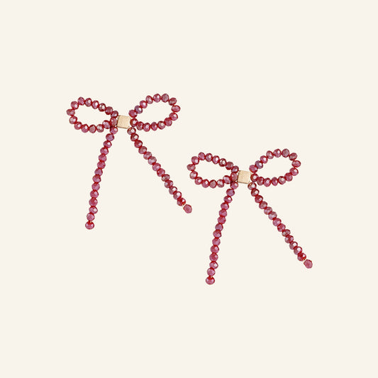 Strik oorbellen strass – bordeaux, vrijstaand op beige