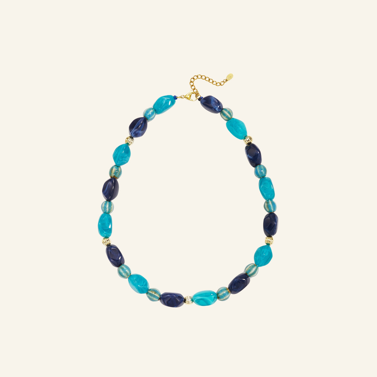 Onregelmatige kralenketting – blauw vrijstaand op beige