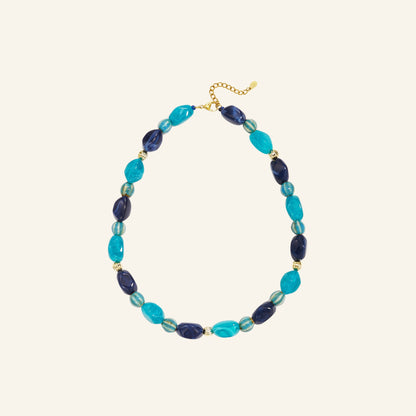 Onregelmatige kralenketting – blauw vrijstaand op beige