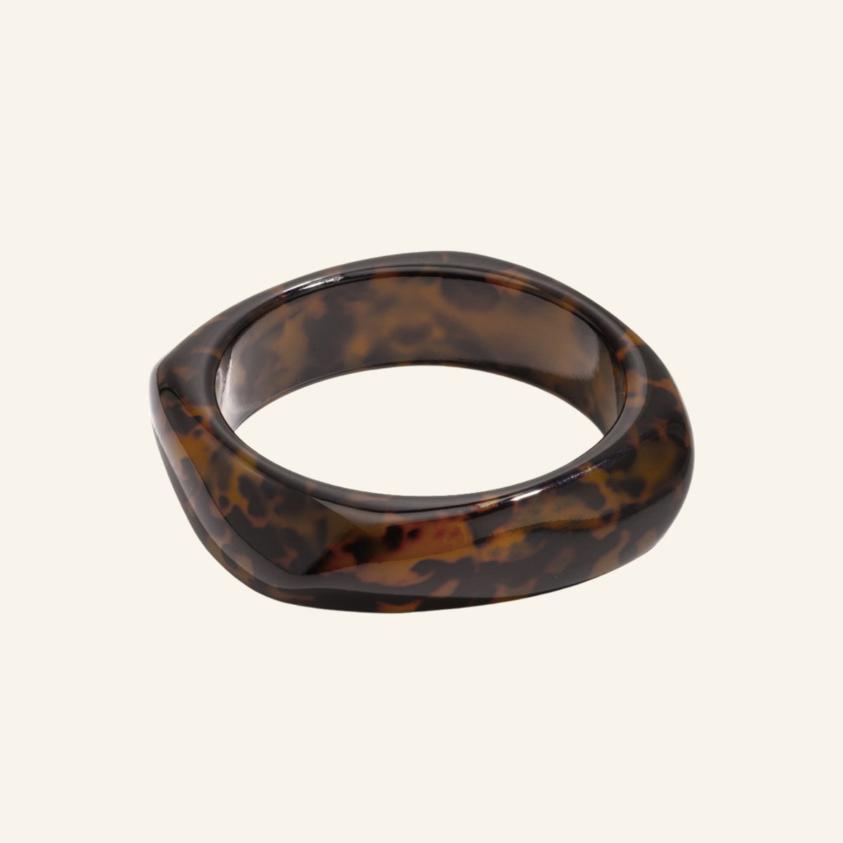 Luipaard bangle – bruin vrijstaand op beige