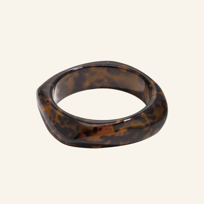 Luipaard bangle – bruin vrijstaand op beige