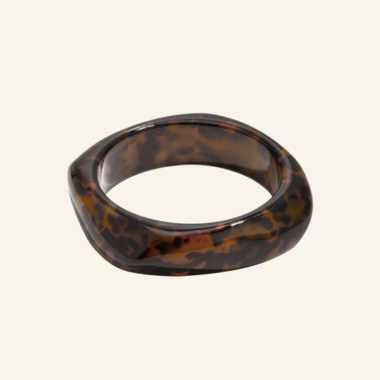 Luipaard bangle – bruin vrijstaand op beige