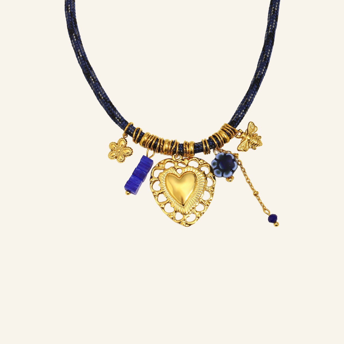 Hart bedelketting blauw – vrijstaand op beige