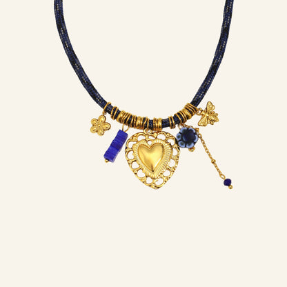 Hart bedelketting blauw – vrijstaand op beige