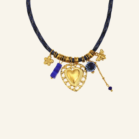 Hart bedelketting blauw – vrijstaand op beige