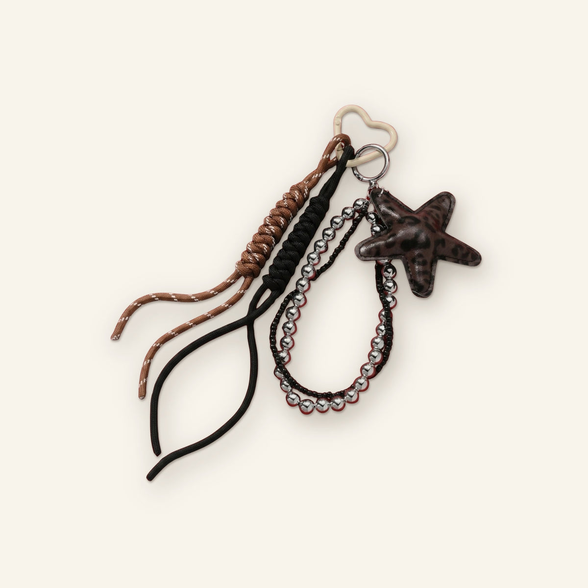 Ster bag charm met kralen bruin vrijstaand