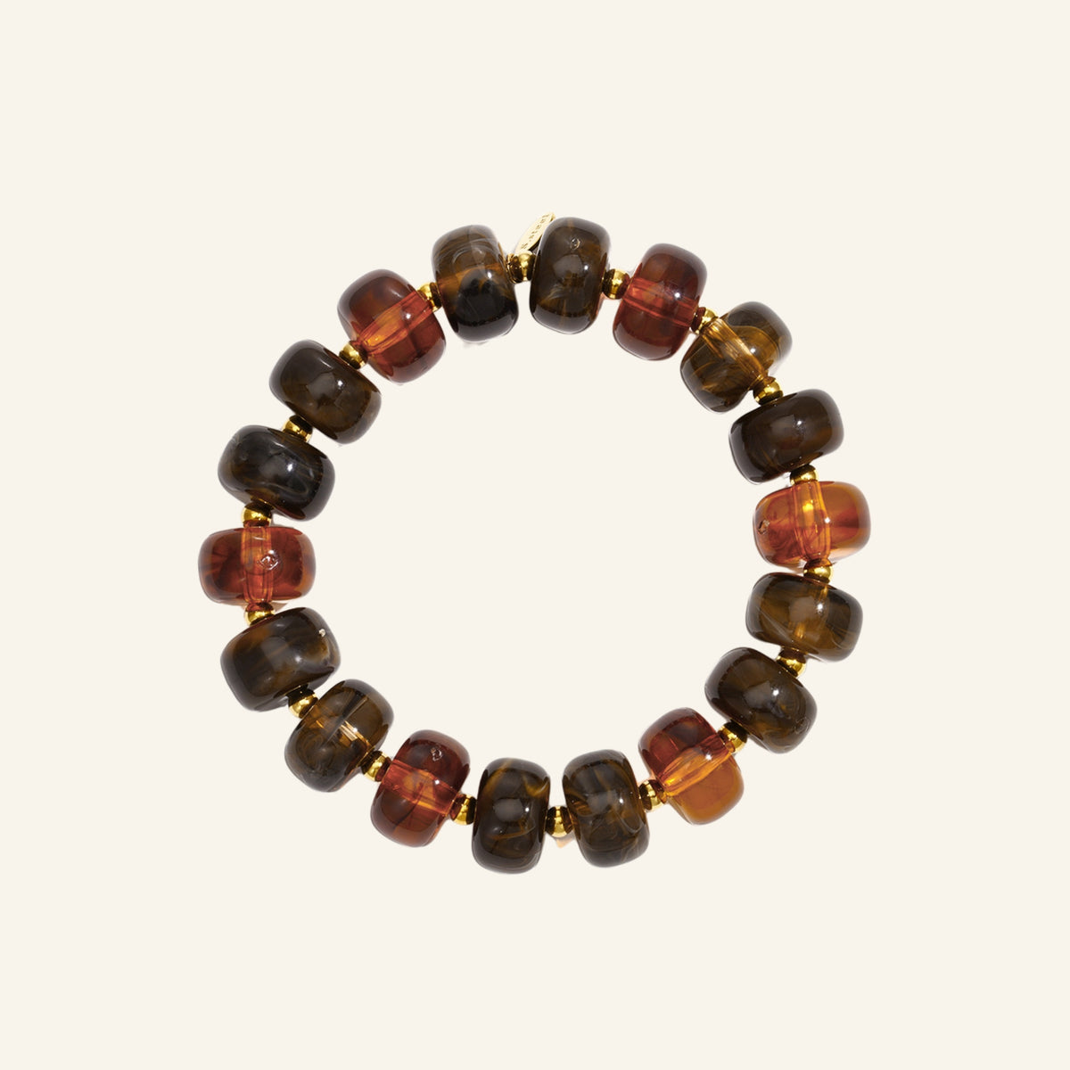 Amber kralenarmband bruin – vrijstaand op beige