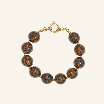 Luipaard kralenarmband – vrijstaand op beige