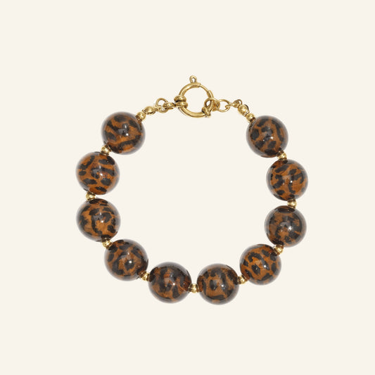 Luipaard kralenarmband – vrijstaand op beige