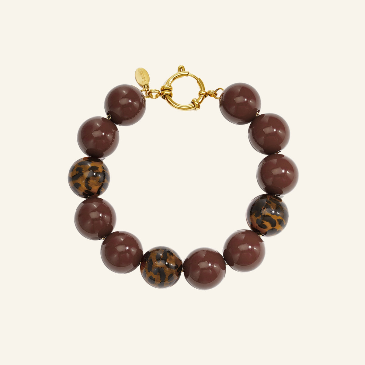 Kralenarmband met luipaard accent – donkerbruin vrijstaand op beige