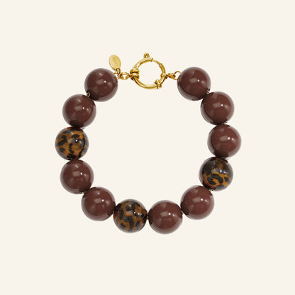 Kralenarmband met luipaard accent – donkerbruin vrijstaand op beige
