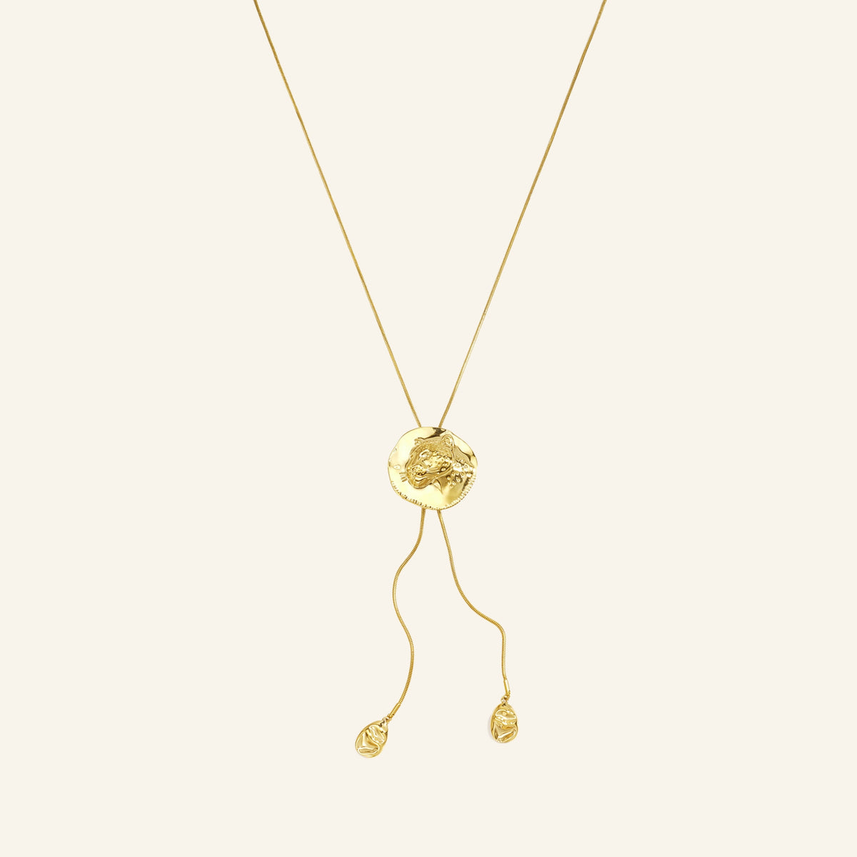 Luipaard munt ketting goud – vrijstaand op beige