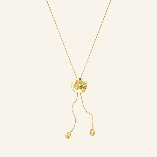 Luipaard munt ketting goud – vrijstaand op beige