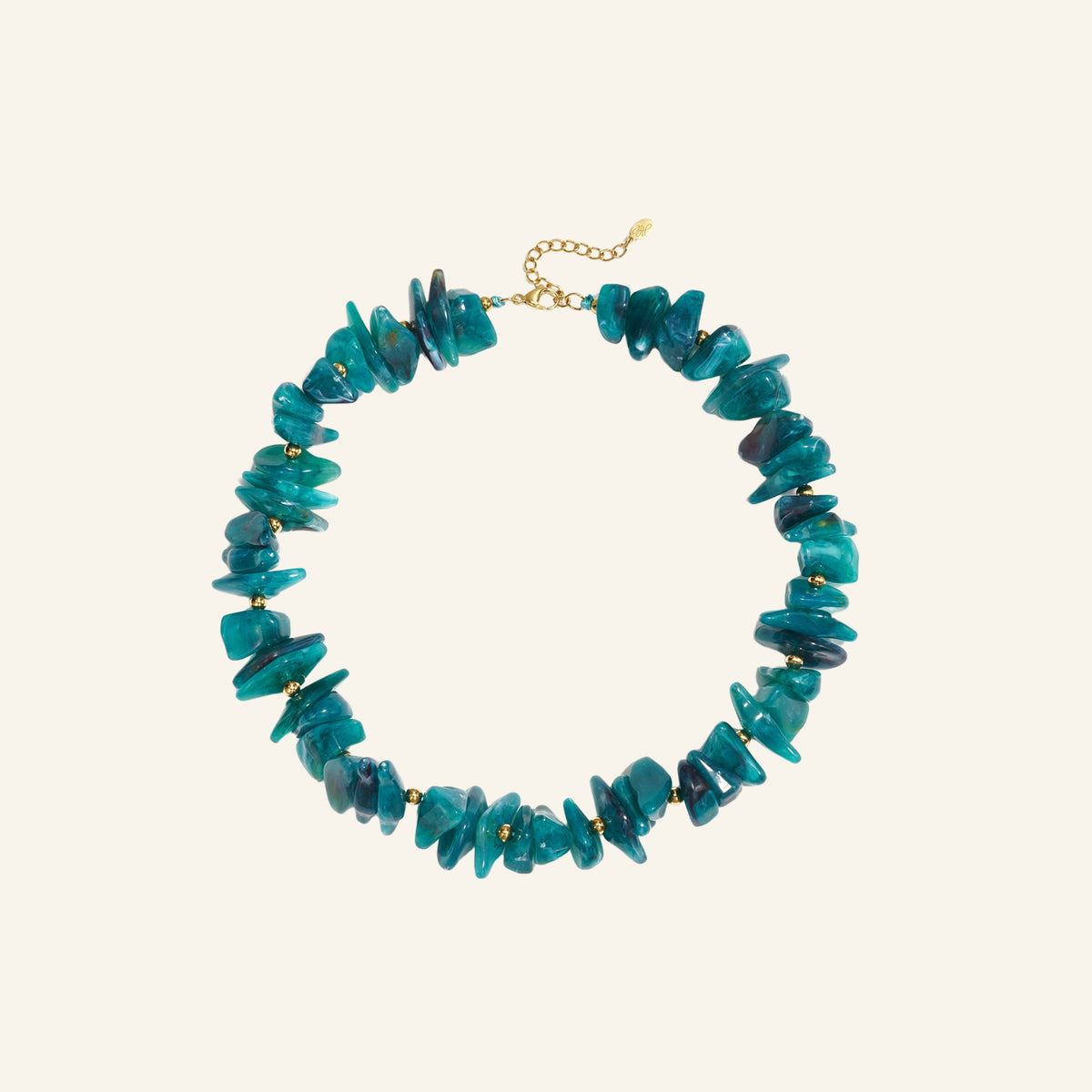 Chunky chips ketting edelsteen-look – pauwblauw vrijstaand op beige