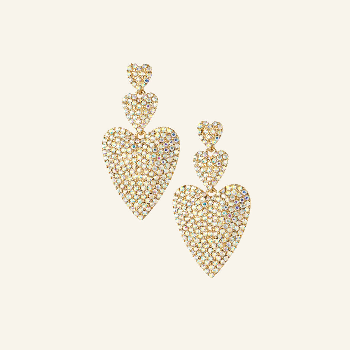 Dubbel hart strass oorbellen goud – vrijstaand op beige