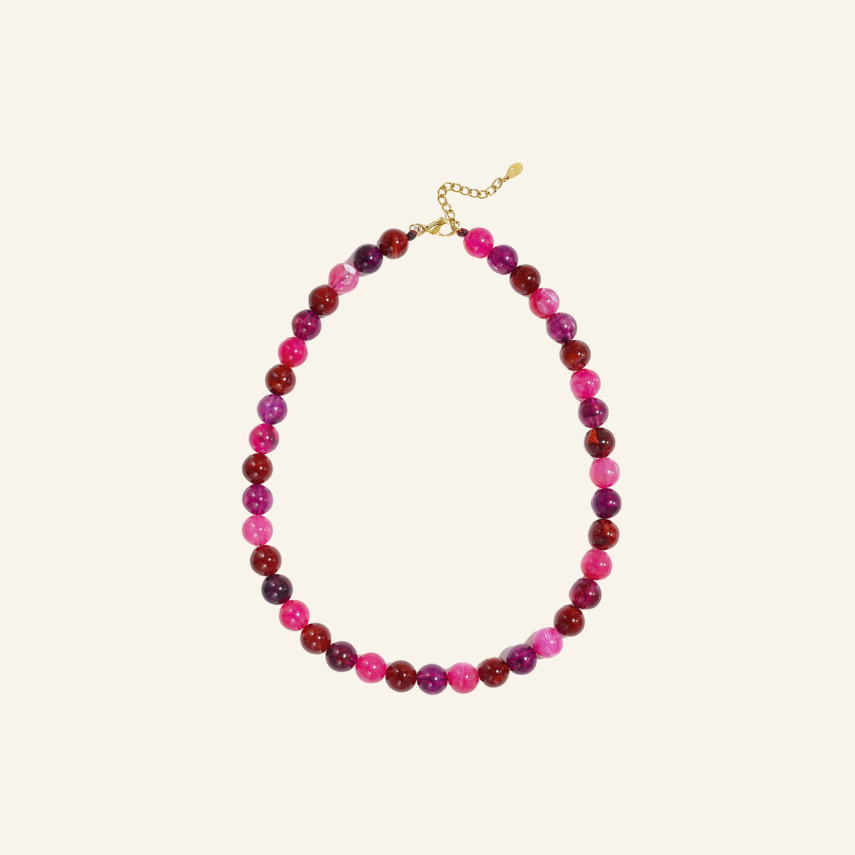 Kralenketting fuchsia – vrijstaand op beige