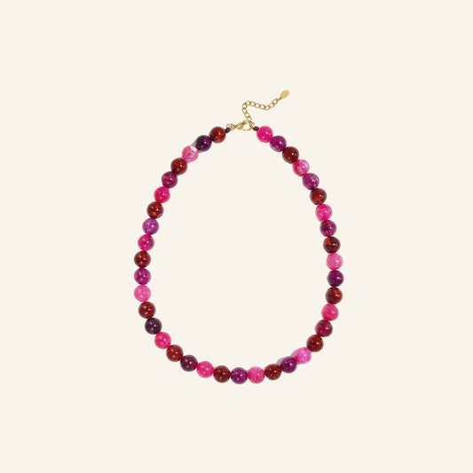 Kralenketting fuchsia – vrijstaand op beige