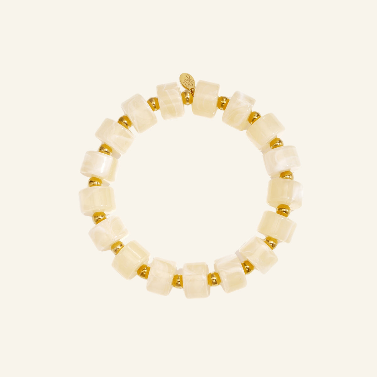 Crème kralenarmband met goud – vrijstaand op beige