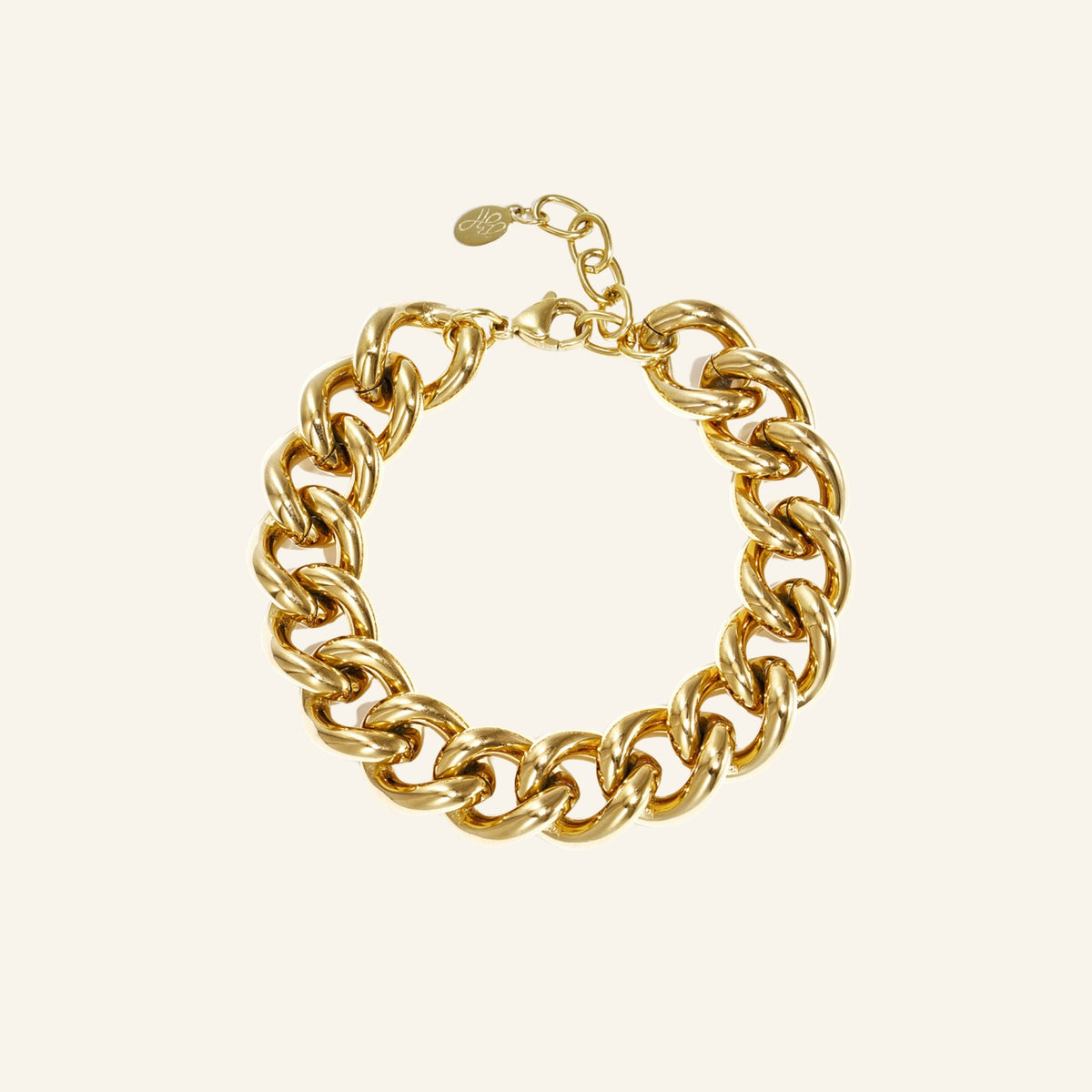 Grove schakelarmband goud – vrijstaand op beige