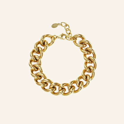 Grove schakelarmband goud – vrijstaand op beige