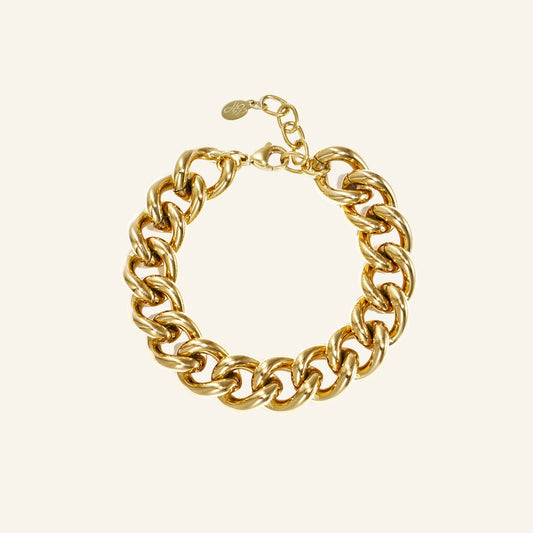 Grove schakelarmband goud – vrijstaand op beige