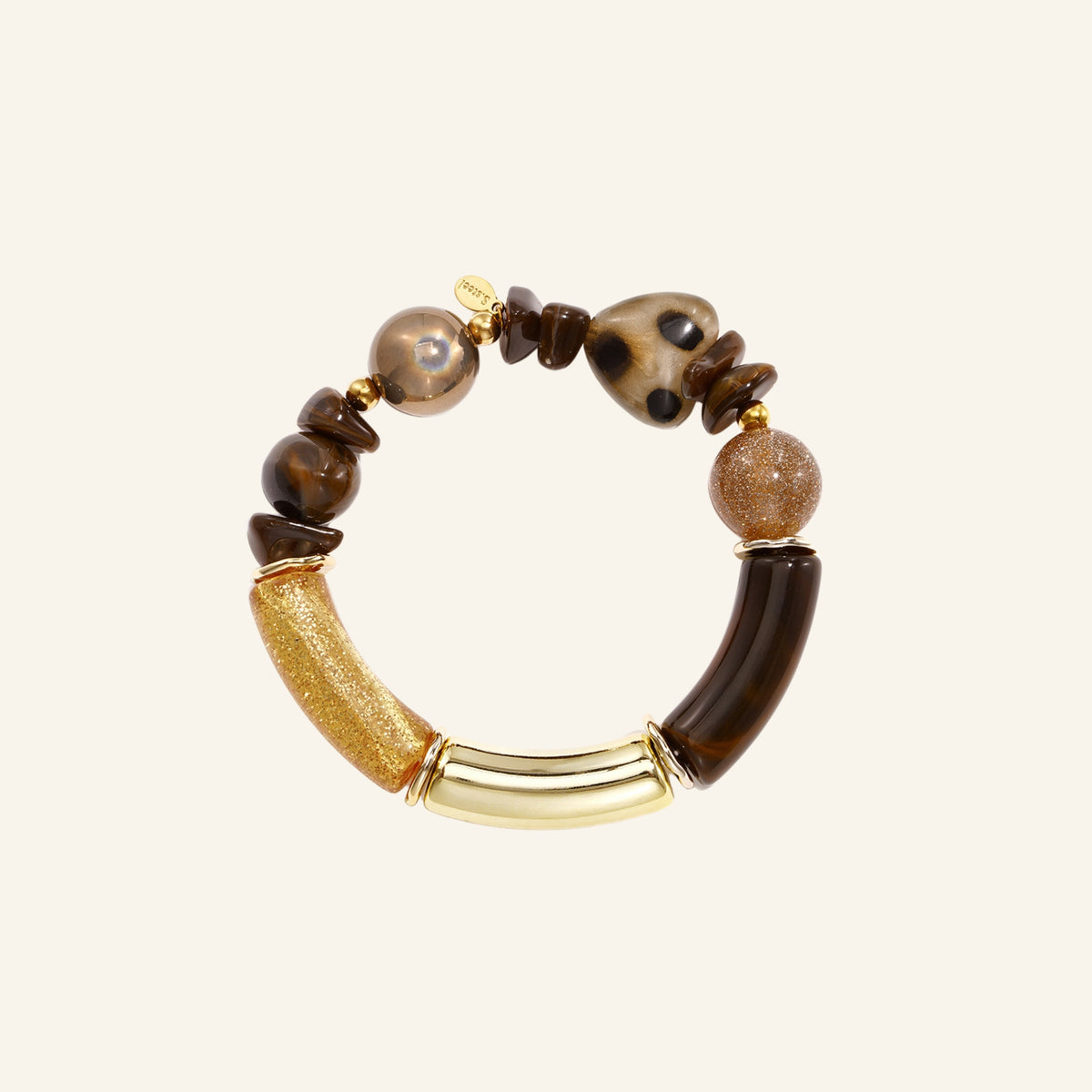 Mix kralenarmband met gouden buis – bruin vrijstaand op beige