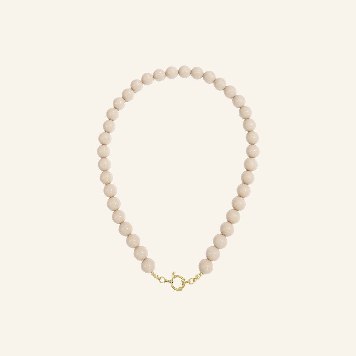 Glanzende kralenketting – taupe vrijstaand op beige