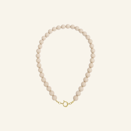 Glanzende kralenketting – taupe vrijstaand op beige