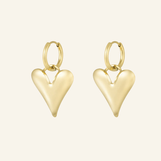 Hart oorringen goud – vrijstaand op beige