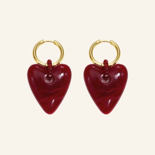 Bordeaux hart oorbellen – vrijstaand op beige